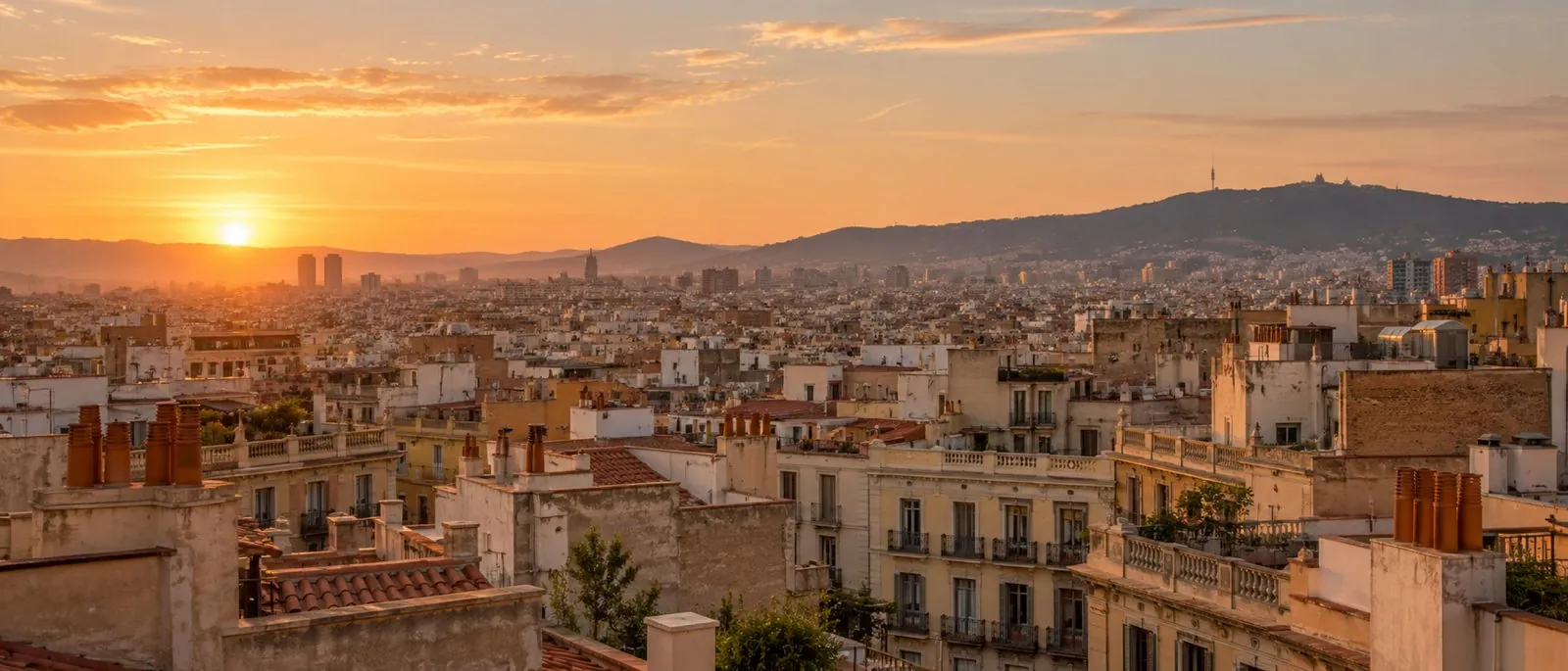 Panorámica de los tejados de Barcelona al atardecer